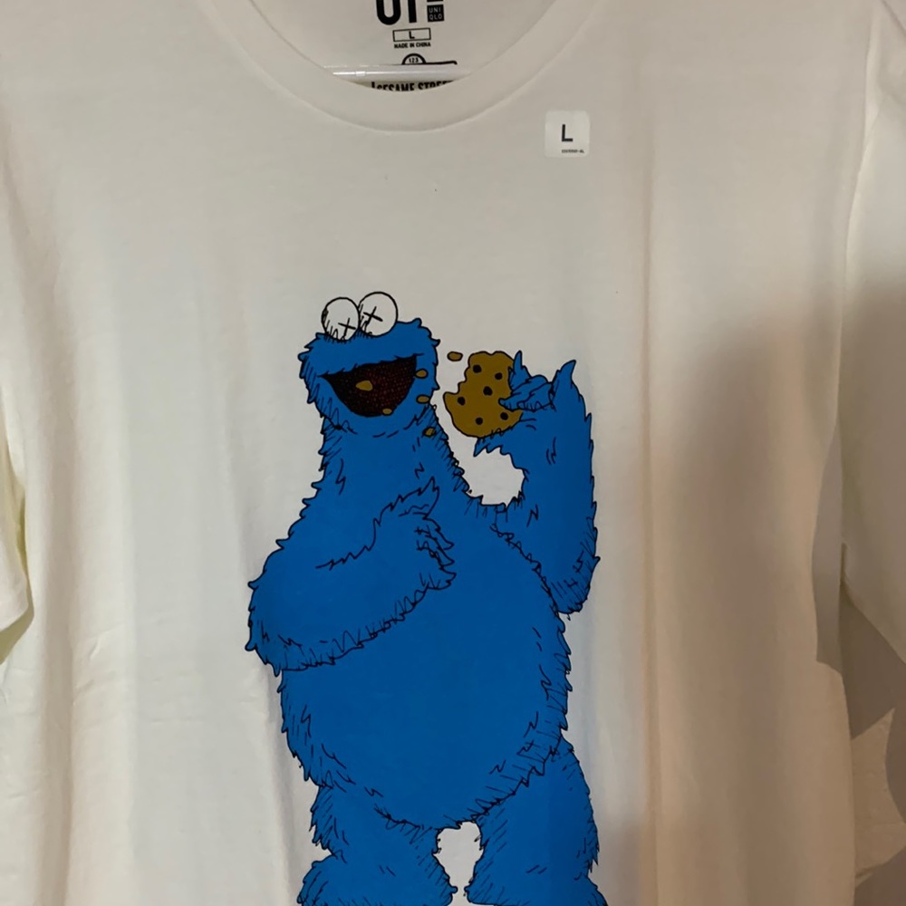 KAWS X Sesame Street White T- Shirt L New With Out Tags